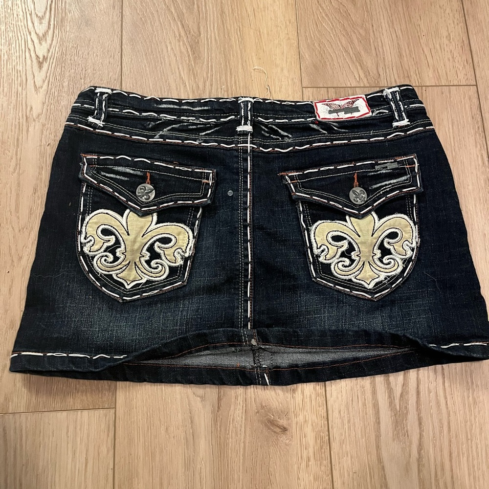 Laguna Beach medium rise denim skirt. Beautiful details and gorgeous pockets.